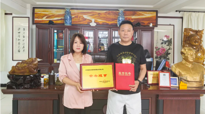 河南省砂石石材分會副會長兼秘書長商倩與昌利集團董事長合影.png